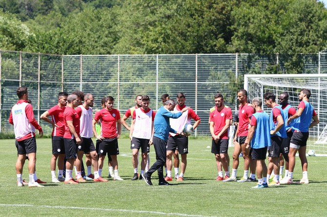 yeni-sezon-hazirliklarina-boluda-devam-eden-super-lig-takimlarindan-caykur-rizespor,-yaptigi-antrenmanla-hazirliklarini-surdurdu-(10).jpg