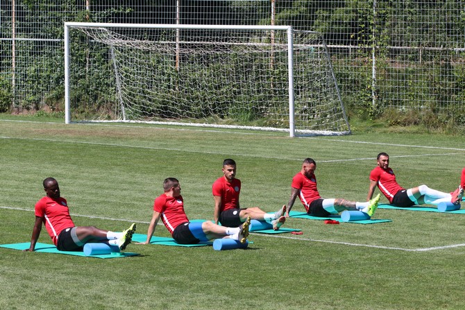 yeni-sezon-hazirliklarina-boluda-devam-eden-super-lig-takimlarindan-caykur-rizespor,-yaptigi-antrenmanla-hazirliklarini-surdurdu-(3).jpg