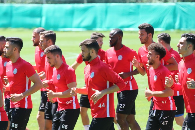 yeni-sezon-hazirliklarina-boluda-devam-eden-super-lig-takimlarindan-caykur-rizespor,-yaptigi-antrenmanla-hazirliklarini-surdurdu-(4).jpg