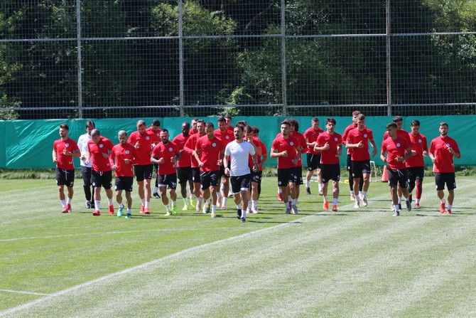 yeni-sezon-hazirliklarina-boluda-devam-eden-super-lig-takimlarindan-caykur-rizespor,-yaptigi-antrenmanla-hazirliklarini-surdurdu-(7).jpg