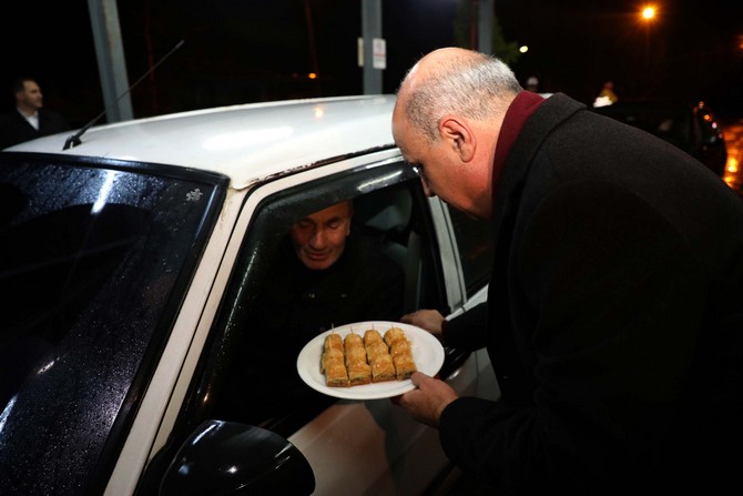 yeni-yila-gorev-basinda-giren-polis-ve-vatandaslara-emniyet-mudurunden-baklava-ikrami-(1).jpg