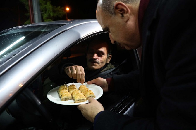 yeni-yila-gorev-basinda-giren-polis-ve-vatandaslara-emniyet-mudurunden-baklava-ikrami-(3).jpg