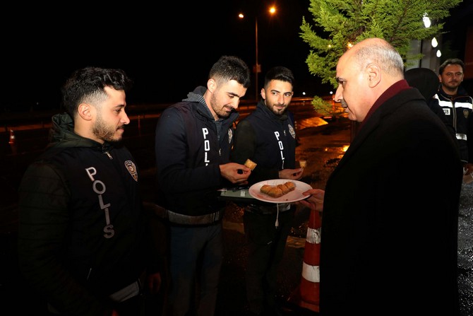 yeni-yila-gorev-basinda-giren-polis-ve-vatandaslara-emniyet-mudurunden-baklava-ikrami-(4).jpg