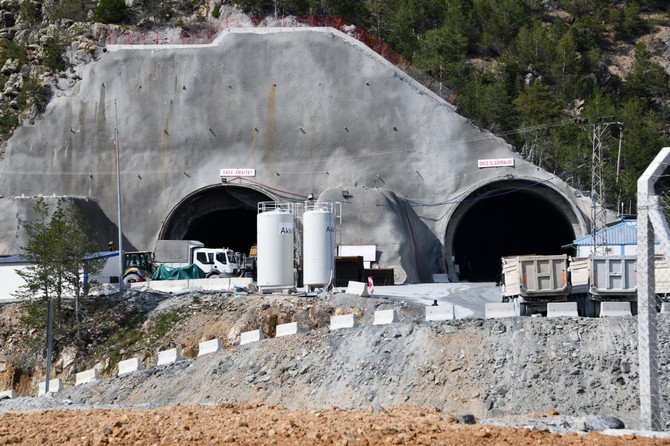 yeni-zigana-tunelinde-yuzde-60-seviyesine-yaklasildi-(2)-001.jpg