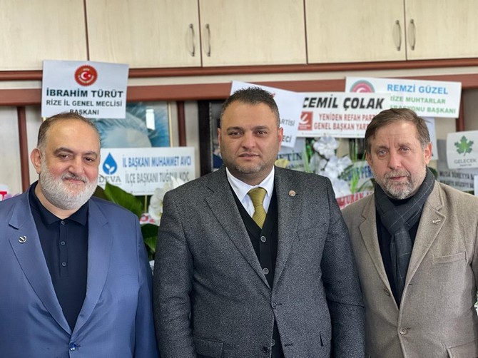 yeniden-refah-partisi-genel-baskan-yardimcisi-cemil-colak-rize-il-baskani-mehmet-akif-zerdeci-ve-il-yonetim-kurulu-uyelerinden-olusan-heyet-rize-ziraat-odasi-baskanligini-ziyaret-etti-3.jpg