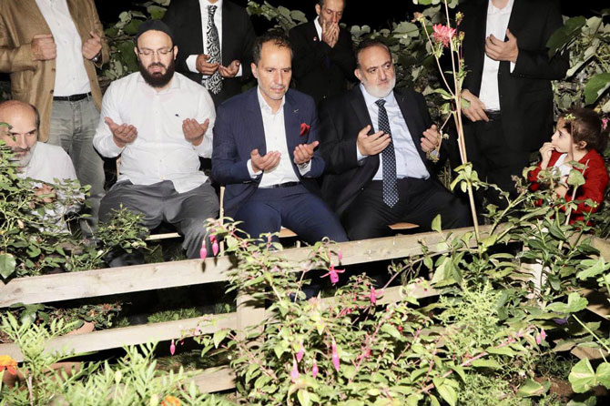 yeniden-refah-partisi-genel-baskani-dr-fatih-erbakan-2-yil-once-koronavirus-nedeniyle-hayatini-kaybeden-rizenin-manevi-dinamiklerinden-resul-bolukbas-hocaefendinin-kabrini-ziyaret-etti.jpg