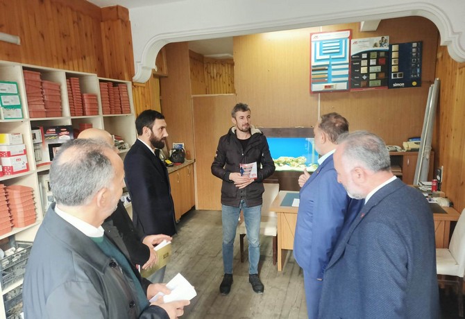 yeniden-refah-partisi-rize-il-baskani-mehmet-akif-zerdeci-beraberinde-il-yonetim-kurulu-uyeleri-ile-birlikte-iyiderede-esnaf-ziyaretinde-bulundu-4.jpg