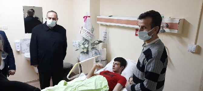 yeniden-refah-partisi-rize-il-baskani-mehmet-akif-zerdeci-ogrenci-servisi-kazasindaki-yaralilari-hastanede-ziyaret-etti-1.jpg