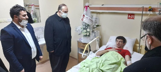 yeniden-refah-partisi-rize-il-baskani-mehmet-akif-zerdeci-ogrenci-servisi-kazasindaki-yaralilari-hastanede-ziyaret-etti-2.jpg