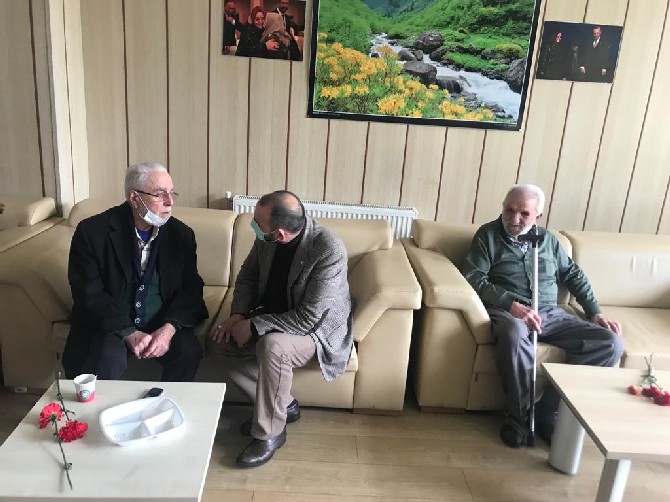yeniden-refah-partisi-rize-il-baskanligi-teskilat-mensuplari-18-24-mart-yaslilara-saygi-haftasi-dolayisiyla-ziyaret-ettikleri-huzurevi-sakinlerinin-gonullerine-dokundu-3.jpg