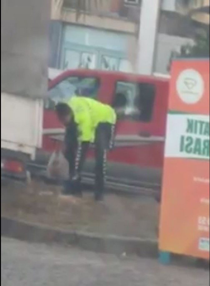 yerden-copleri-toplarken-vatandaslar-tarafindan-videosu-sosyal-medyada-yayinlanan-polis-memuru-mustafa-karabulut’a-rize-belediye-baskani-rahmi-metin-duyarli-davranisi-dolayisiyla-tesekkur-etti-(1).jpg