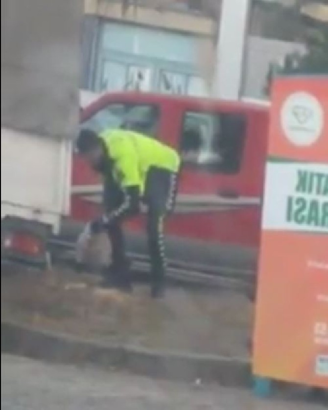 yerden-copleri-toplarken-vatandaslar-tarafindan-videosu-sosyal-medyada-yayinlanan-polis-memuru-mustafa-karabulut’a-rize-belediye-baskani-rahmi-metin-duyarli-davranisi-dolayisiyla-tesekkur-etti-(2).jpg