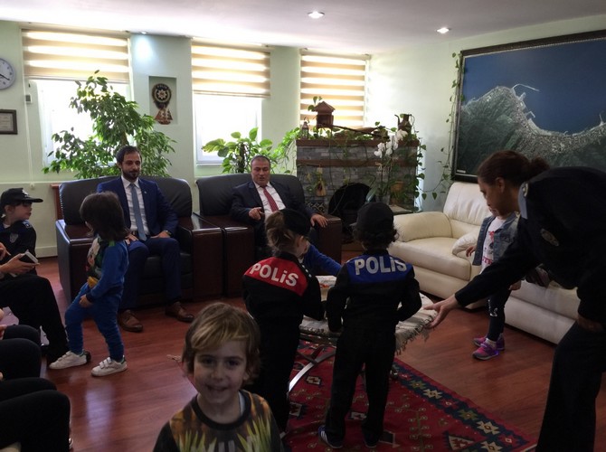yesil-doga-koleji-anaokulukres-ogrencileri,-rize-il-emniyet-muduru-adem-cakiciyi-ziyaret-etti-(2).jpg