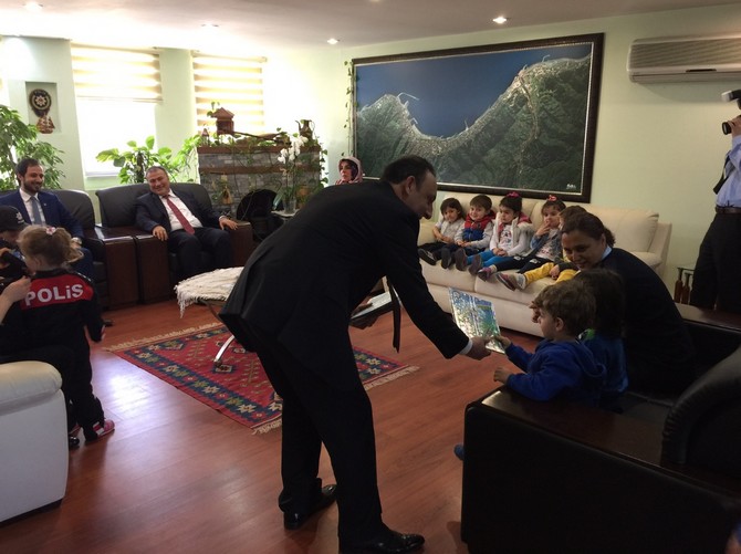 yesil-doga-koleji-anaokulukres-ogrencileri,-rize-il-emniyet-muduru-adem-cakiciyi-ziyaret-etti-(3).jpg