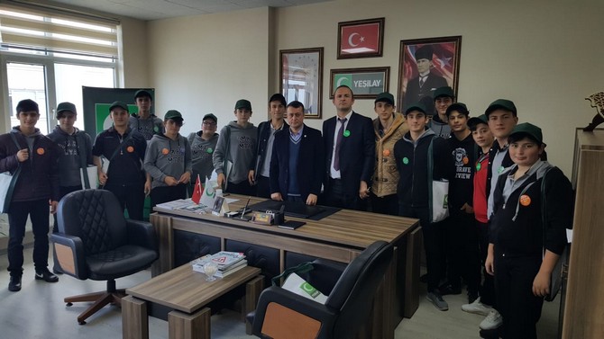 yesilay-rize-subesi-ile-rize-imkb-mesleki-ve-teknik-anadolu-lisesi-ogrencileri,-turkiye-bagimlilikla-mucadele-egitim-programi-cercevesinde-rize’de-esnaf-ziyaretlerinde-bulundu-(3).jpg