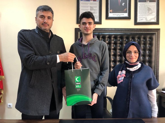 yesilaydan-saglikli-nesil-saglikli-gelecek-yetenek-yarismasinda-dereceye-giren-ogrenciye-odul.jpg