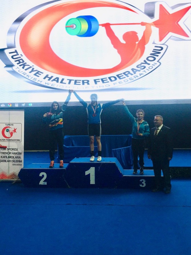 yildizlar-ve-15-yas-alti-ferdi-turkiye-halter-sampiyonasinda-rize’yi-temsil-eden-pelinsu-bayav,-turkiye-sampiyonu-oldu-(3).jpg