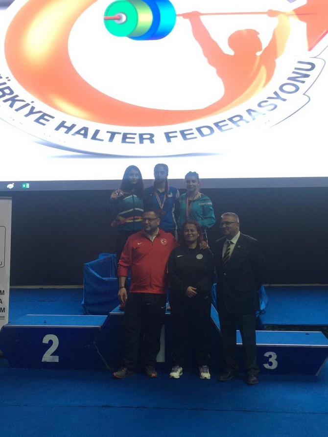 yildizlar-ve-15-yas-alti-ferdi-turkiye-halter-sampiyonasinda-rize’yi-temsil-eden-pelinsu-bayav,-turkiye-sampiyonu-oldu-(4).jpg