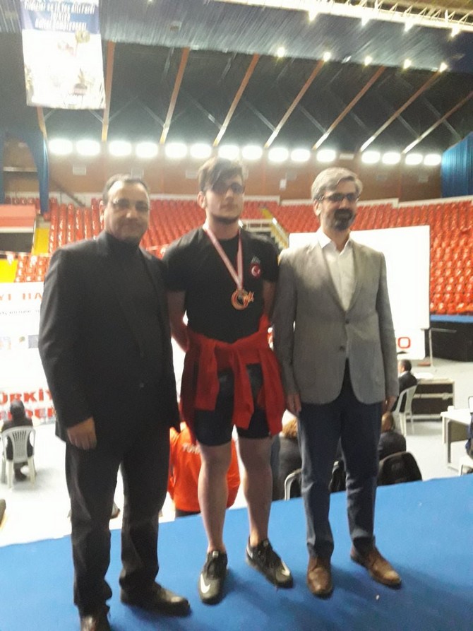 yildizlar-ve-15-yas-alti-ferdi-turkiye-halter-sampiyonasinda-rize’yi-temsil-eden-sporculardan-onur-demirci-turkiye-sampiyonu-oldu-(1).jpg