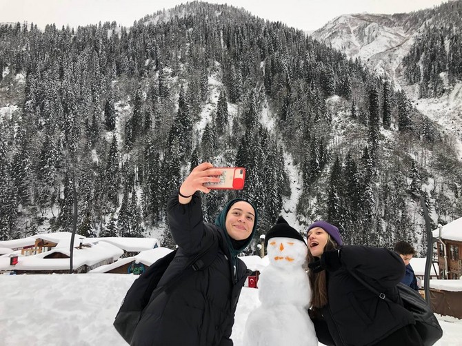 yogun-kar-yagisinin-ardindan-hafta-sonu-karin-tadini-cikarmak-isteyen-vatandaslar-rizenin-camlihemsin-ilcesindeki-ayder-yaylasina-akin-etti-11.jpg