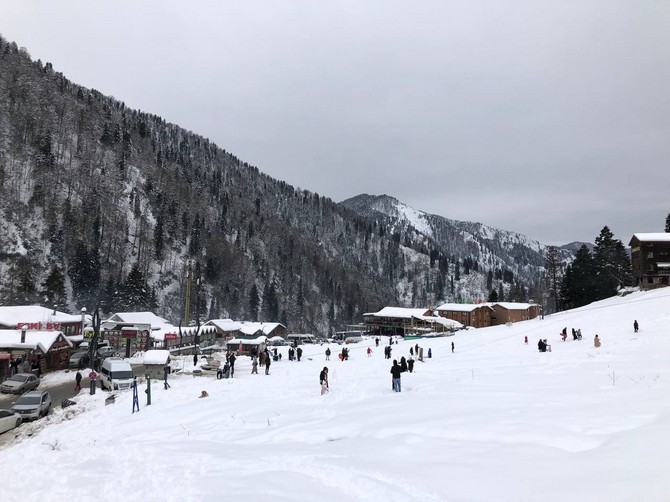 yogun-kar-yagisinin-ardindan-hafta-sonu-karin-tadini-cikarmak-isteyen-vatandaslar-rizenin-camlihemsin-ilcesindeki-ayder-yaylasina-akin-etti-12.jpg