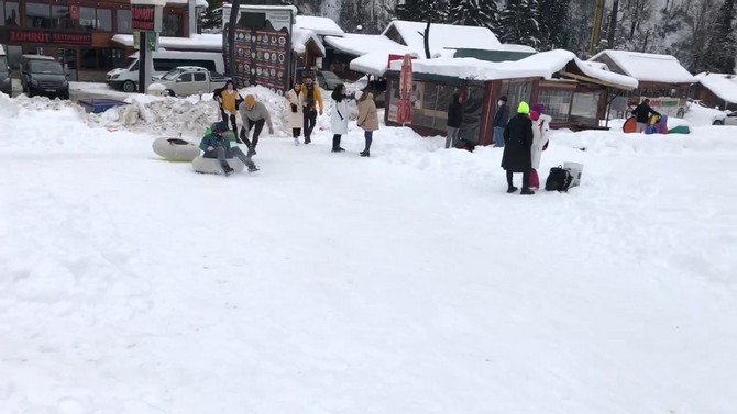 yogun-kar-yagisinin-ardindan-hafta-sonu-karin-tadini-cikarmak-isteyen-vatandaslar-rizenin-camlihemsin-ilcesindeki-ayder-yaylasina-akin-etti-4.jpg