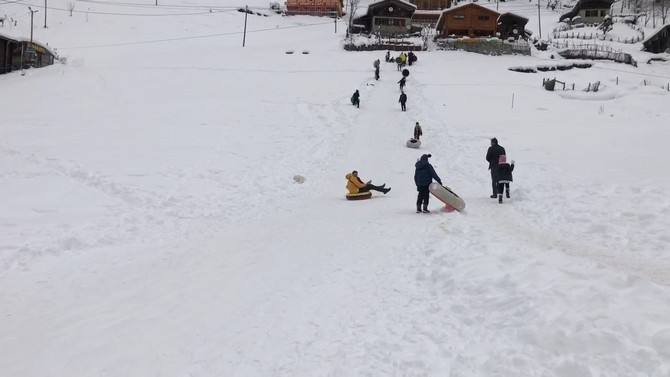 yogun-kar-yagisinin-ardindan-hafta-sonu-karin-tadini-cikarmak-isteyen-vatandaslar-rizenin-camlihemsin-ilcesindeki-ayder-yaylasina-akin-etti-5.jpg