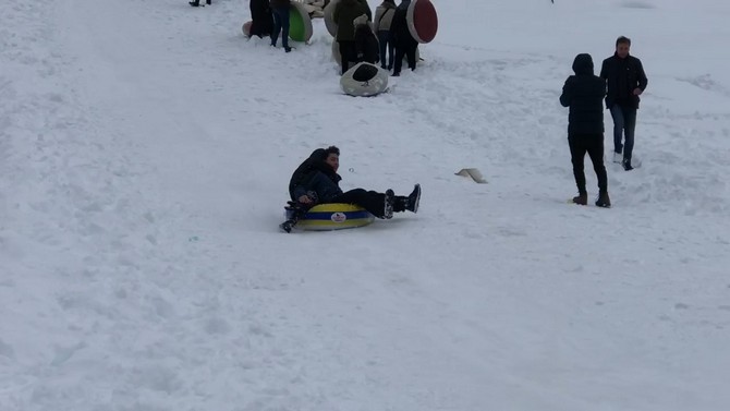yogun-kar-yagisinin-ardindan-hafta-sonu-karin-tadini-cikarmak-isteyen-vatandaslar-rizenin-camlihemsin-ilcesindeki-ayder-yaylasina-akin-etti-8.jpg