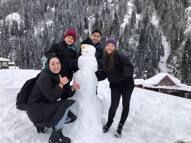 yogun-kar-yagisinin-ardindan-hafta-sonu-karin-tadini-cikarmak-isteyen-vatandaslar-rizenin-camlihemsin-ilcesindeki-ayder-yaylasina-akin-etti-9.jpg