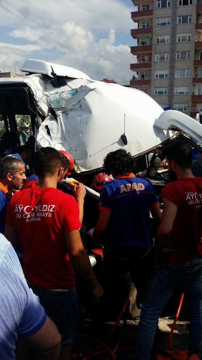 yolcu-minibusu-cop-kamyonuna-carpti-10-yarali-(1).jpg
