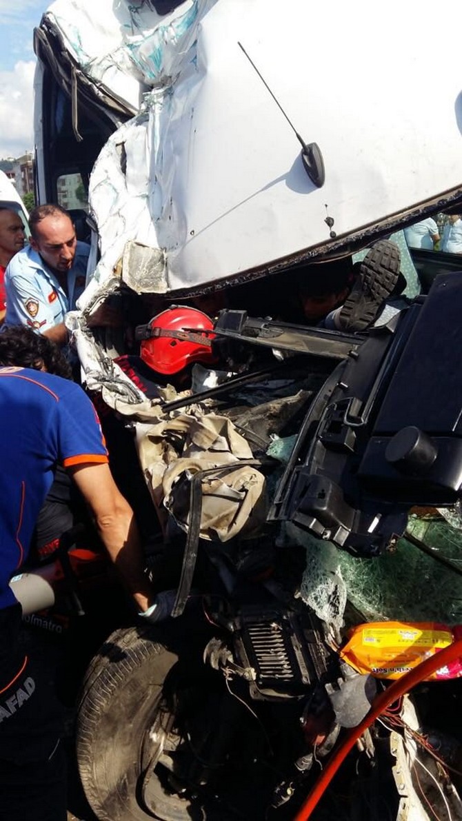 yolcu-minibusu-cop-kamyonuna-carpti-10-yarali-(2).jpg