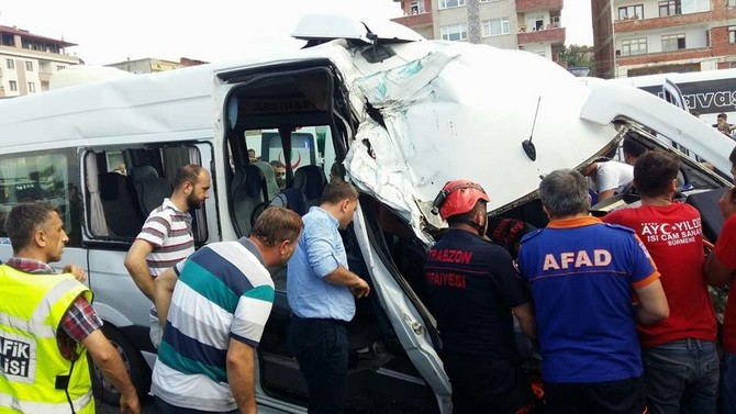 yolcu-minibusu-cop-kamyonuna-carpti-10-yarali-(3).jpg