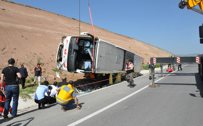 yolcu-otobusu-sarampole-devrildi-25-yarali-1.jpg yolcu-otobusu-sarampole-devrildi-25-yarali-1.jpg