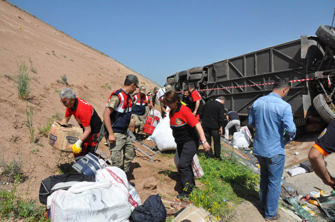 yolcu-otobusu-sarampole-devrildi-25-yarali-2.jpg yolcu-otobusu-sarampole-devrildi-25-yarali-2.jpg