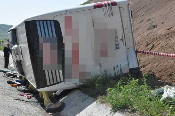 yolcu-otobusu-sarampole-devrildi-25-yarali-3.jpg yolcu-otobusu-sarampole-devrildi-25-yarali-3.jpg