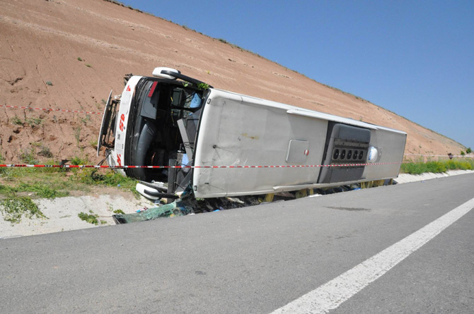 yolcu-otobusu-sarampole-devrildi-25-yarali-4.jpg yolcu-otobusu-sarampole-devrildi-25-yarali-4.jpg