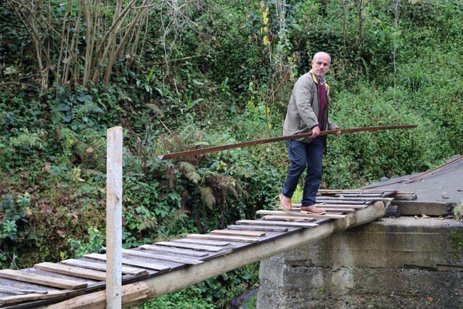 yolu-ile-evi-arasindaki-baglantisi-‘telefon-diregi’-(2).jpg