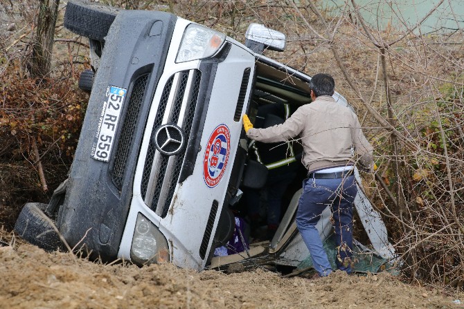yozgatta-ordu-genclerbirligi-kadin-hentbol-takimini-tasiyan-minibusun-dere-yatagina-devrilmesi-sonucu-ilk-belirlemelere-gore-bir-kisi-oldu,-15-kisi-yaralandi-(3).jpg
