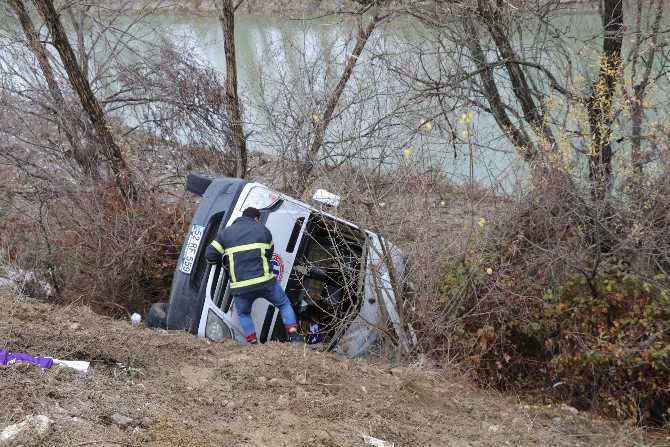 yozgatta-ordu-genclerbirligi-kadin-hentbol-takimini-tasiyan-minibusun-dere-yatagina-devrilmesi-sonucu-ilk-belirlemelere-gore-bir-kisi-oldu,-15-kisi-yaralandi-(5).jpg