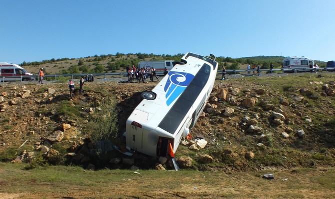 yozgatta-yolcu-otobusu-devrildi-3-olu,-15-yarali-(2).jpg