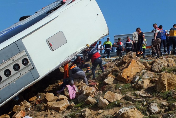yozgatta-yolcu-otobusu-devrildi-3-olu,-15-yarali-(5).jpg