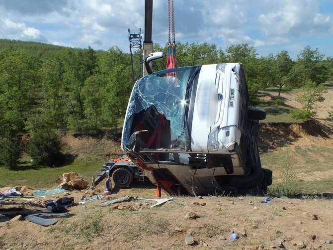 yozgatta-yolcu-otobusu-devrildi-3-olu,-15-yarali-(6).jpg