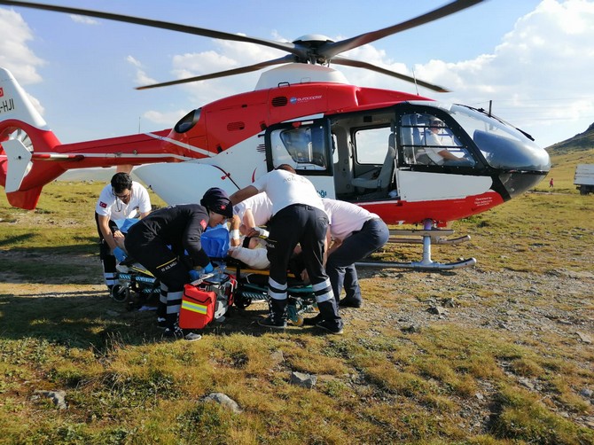 yuksek-gerilim-hattinda-yaralanan-isci-ambulans-helikopterle-alindi-(4).jpg