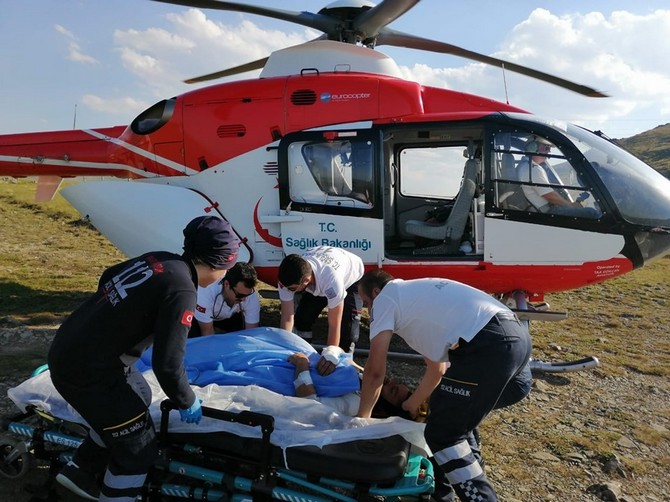 yuksek-gerilim-hattinda-yaralanan-isci-ambulans-helikopterle-alindi-(6).jpg
