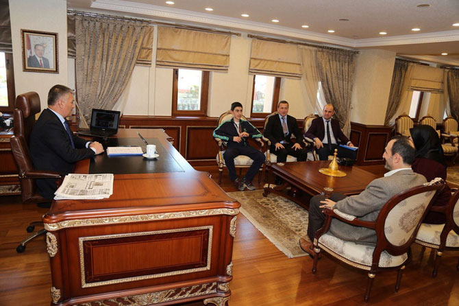 yusuf-usta,-basarisini-vali-ersin-yazici-ile-paylasti-3.jpg yusuf-usta,-basarisini-vali-ersin-yazici-ile-paylasti-3.jpg