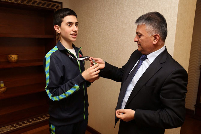 yusuf-usta,-basarisini-vali-ersin-yazici-ile-paylasti1.jpg yusuf-usta,-basarisini-vali-ersin-yazici-ile-paylasti1.jpg