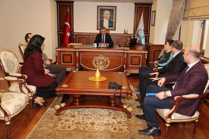 yusuf-usta,-basarisini-vali-ersin-yazici-ile-paylasti2.jpg yusuf-usta,-basarisini-vali-ersin-yazici-ile-paylasti2.jpg