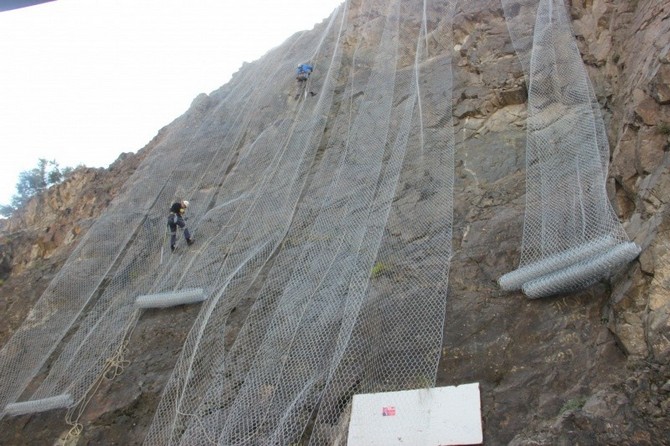 yusufeli’nde-kayaliklar-profesyonel-dagcilarla-celik-aglarla-oruluyor-(6).jpg
