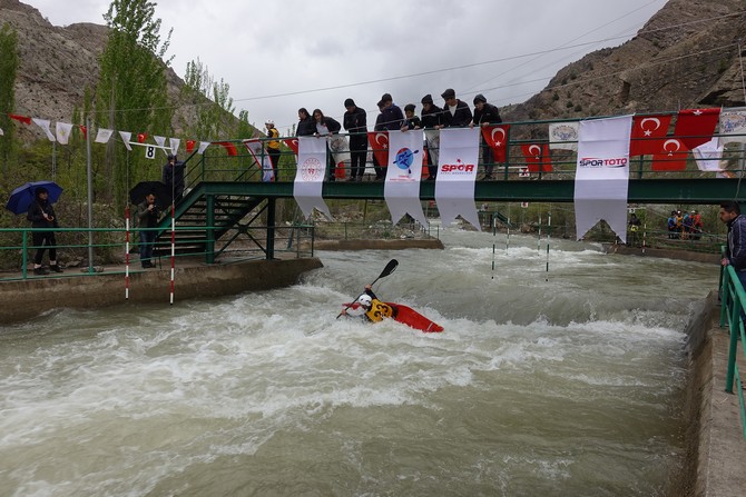 yusufeli-akarsu-kano-slalom-bahar-kupasi-yarislari-basladi-(10).jpg