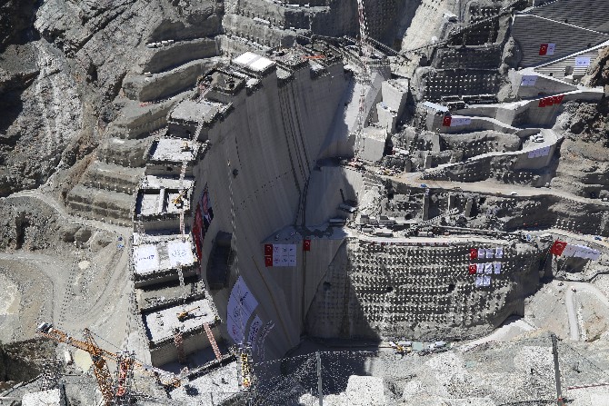 yusufeli-baraji’nin-3-milyonuncu-metrekup-betonu-bugun-dokuldu-(1).jpg